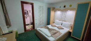a small bedroom with a bed and a window at Pensiunea Casa Ady in Bran