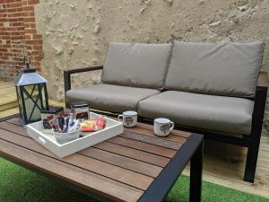 - une table basse avec un canapé et un plateau/bouilloire dans l'établissement Appartement au cœur du centre ville de Blois, à Blois