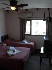Llit o llits en una habitació de Hotel Verde Sol
