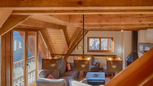 - un salon avec un canapé et une table dans l'établissement Saplan Real Estate SAUBAGA, à Bossost