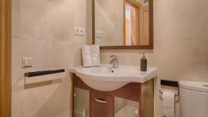 Koupelna v ubytování Saplan Real Estate SAUBAGA + 24 fotografií