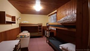 MariánskáにあるPenzion Duklaの二段ベッド2組が備わる客室です。