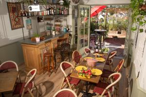 een restaurant met een tafel en stoelen en een bar bij La Little Maison in Loches