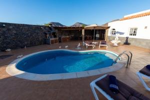 einen Pool mit Terrasse und ein Haus in der Unterkunft Villa Sara Fuerteventura in Cardón