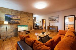 ein Wohnzimmer mit Sofa und Fernseher in der Unterkunft Villa Sara Fuerteventura in Cardón