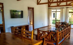 sala de estar con mesa y TV en The Senna House, en Nakuru