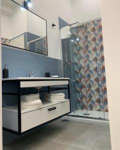 een badkamer met een wastafel en een douche bij Sellaria4 Guest House in Napels