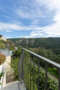 una vista desde el balcón de una casa en Innesti B&B, en Ragusa