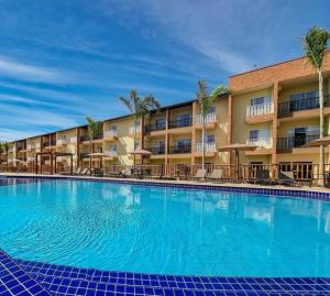 uma grande piscina em frente a um hotel em Apartamento Ondas Praia Resort em Porto Seguro