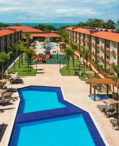 eine Aussicht auf einen Pool in einem Resort in der Unterkunft Apartamento Ondas Praia Resort in Porto Seguro