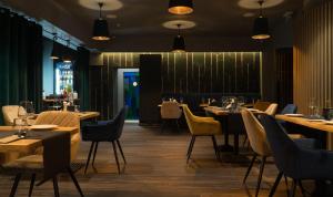 a restaurant with tables and chairs in a room at Pieprz & Wanilia Noclegi in Murowana Goślina