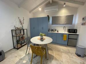 a kitchen with a table and chairs in a room at סלע-וי in Yonatan