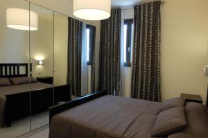 オートラントにあるVilla Baia dei Turchiのベッドルーム(大型ベッド1台、鏡付)