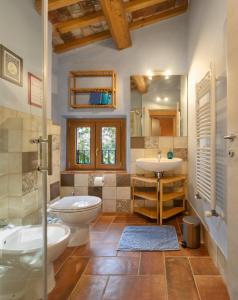 Un baño con dos lavabos, un inodoro y una ducha. en DOLCE VITA IN TUSCANY Cottage, en Capannori