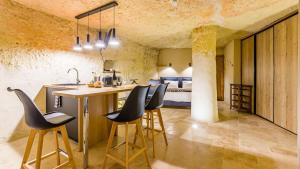 a kitchen with a table and chairs and a bedroom at Le Clos Baudoin B&B in Vouvray