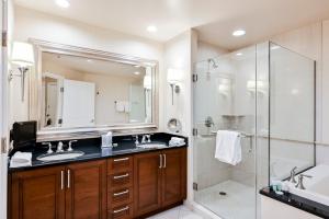 Vannituba majutusasutuses StripViewSuites at Signature
