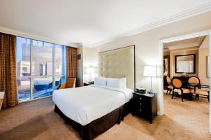 Postel nebo postele na pokoji v ubytování StripViewSuites at Signature + 31 fotografií