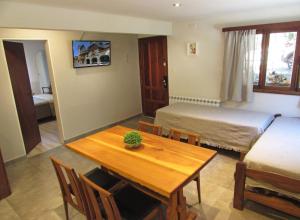 Habitación con mesa, cama y dormitorio. en La Fontana Cabañas, en San Carlos de Bariloche
