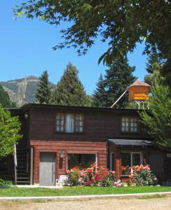 una casa con flores delante en La Fontana Cabañas, en San Carlos de Bariloche