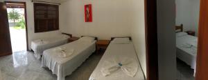 Tempat tidur dalam kamar di Hotel Pousada Nosso Cantinho