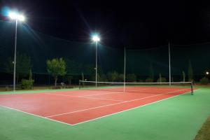 una pista de tenis por la noche con dos luces en Villa Lancellotti, en Irsina