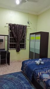 Ένα ή περισσότερα κρεβάτια σε δωμάτιο στο Al-Kautsar Private Pool WIFI Movies Aircond