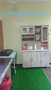 Η κουζίνα ή μικρή κουζίνα στο Al-Kautsar Private Pool WIFI Movies Aircond