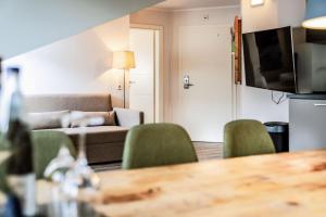 a living room with a couch and a table at Smart Resorts Haus Azur Ferienwohnung 812 in Winterberg