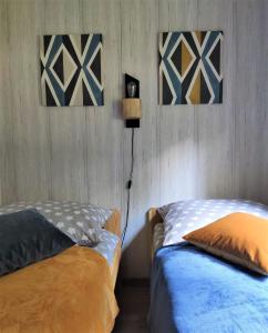1 Schlafzimmer mit 2 Betten und Wandmalereien in der Unterkunft domki przy lipowej 16 in Łuka