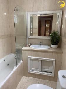 Un baño con lavabo, bañera e inodoro. en Azor International House, en Ponta Delgada