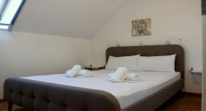 Postel nebo postele na pokoji v ubytování ANEMOMYLOS Lefkimmi LUXUS SUITES-BOUTIQUE HOTEL & POOL