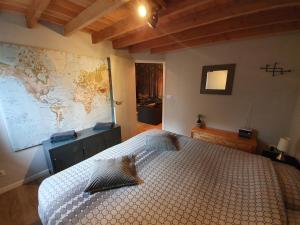 1 dormitorio con 1 cama y un mapa en la pared en Stay America en America