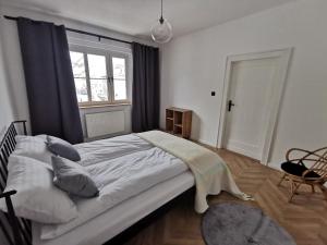 ein Schlafzimmer mit einem großen Bett und einem Fenster in der Unterkunft Apartament Black&White in Jelenia Góra