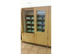 熊谷市にあるR&B Hotel Kumagaya Ekimae - Vacation STAY 40478vの黄色の棚