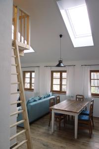 ein Wohnzimmer mit einem Tisch und einem Sofa in der Unterkunft Appartement - Ferienwohnung - FeWo Obernkammer in Emmering