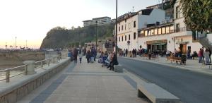 Zdjęcie z galerii obiektu Cozy Yellow Home in Getxo w mieście Getxo