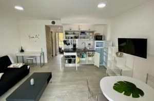 een woonkamer met een bank en een tafel bij Superbe Appartement , tout confort, 40 m2 + 10 m2 terrasse in Empuriabrava