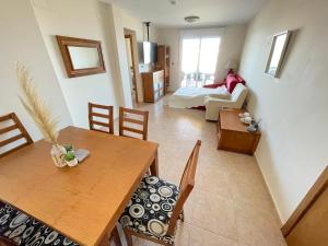 um quarto com uma mesa de jantar e uma sala de estar em La Manga Dos Mares em La Manga del Mar Menor