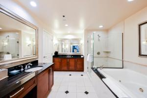 Vannituba majutusasutuses StripViewSuites at Signature