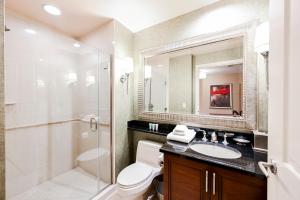Vannituba majutusasutuses StripViewSuites at Signature