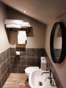 ein Bad mit einem Waschbecken und einem Spiegel in der Unterkunft Trawden Arms Community Owned Pub in Winewall