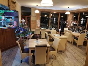 Reštaurácia alebo iné gastronomické zariadenie v ubytovaní uDany Villa Apartament