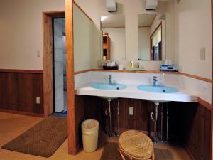 Baño con 2 lavabos y espejo en Ryokan Seifuso - Vacation STAY 02206v en Matsumoto