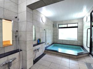 baño con piscina y ducha en Ryokan Seifuso - Vacation STAY 02206v en Matsumoto
