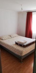 uma cama num quarto com em Cabañas El Toro - Radal Siete Tazas em Molina