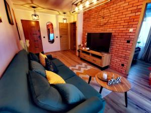 Televízia a/alebo spoločenská miestnosť v ubytovaní APARTAMENT NA WZGÓRZU