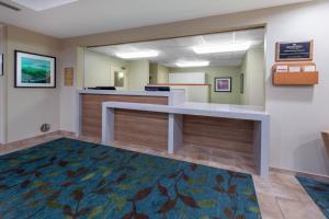 Лоби или рецепция в Candlewood Suites Kalamazoo, an IHG Hotel