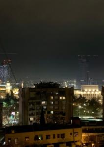 uma vista para uma cidade à noite com luzes em Lovely Apartment at the city of Tirana em Tirana
