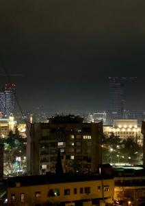 une vue d'une ville la nuit avec des lumières dans l'établissement Cozy Corner, à Tirana