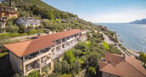 una vista aerea di una città vicino all'acqua di Residence San Vito a Brenzone sul Garda